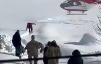 Yolu kapalı mahallede hastalanan bebek, helikopterle hastaneye ulaştırıldı