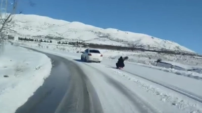Araca bağladığı kızağı metrelerce çekti