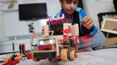 Atık malzemeler ve harçlığıyla traktör maketi üreten Selçuk, Selçuk Bayraktar'ı örnek alıyor