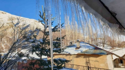 Başkale'de soğuk hava çatıları dondurdu