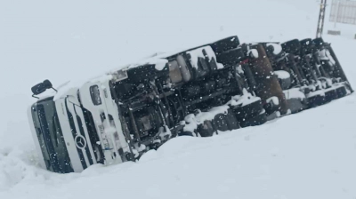 Bitlis-Tatvan yolunda maddi hasarlı tır kazası