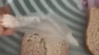 Elazığ'da ekmeğin içerisinden poşet çıktı