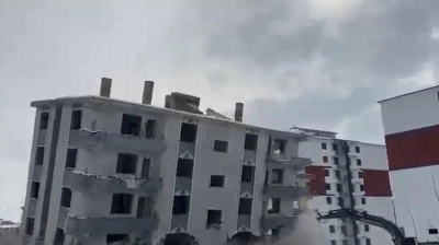 Elazığ'da hasarlı bina iş makinesiyle yıkıldı