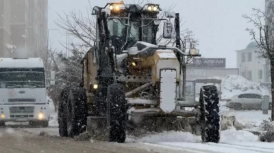 Elazığ'da karla mücadele çalışmaları sürüyor