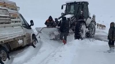 Elazığ'da şarampole düşen araç kurtarıldı