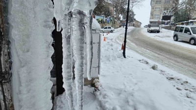 Harput'ta dondurucu soğuklar: Çatılarda metrelerce buz sarkıtları oluştu
