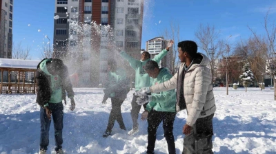 İlk kez karla tanışan Afrikalı öğrenciler doyasıya eğlendi