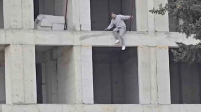 İnşaata çıkıp atlamak isteyen kişi ikna edildi