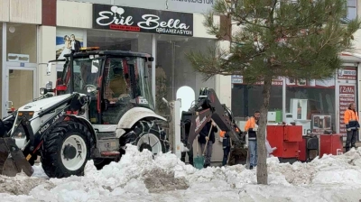 Kar kütlesinin altında kalarak hayatını kaybeden genç kız son yolculuğuna uğurlandı