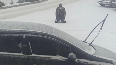 Kar yağışını görünce cadde ortasında secde etti