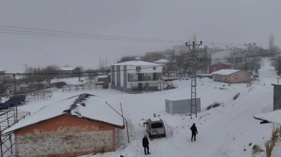 Kışın Terk Edilen Köyde Muhtar Ailesiyle Nöbet Tutuyor