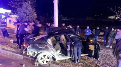 Kontrolden çıkan araç, trambüs direğine çarptı: 1 ağır yaralı