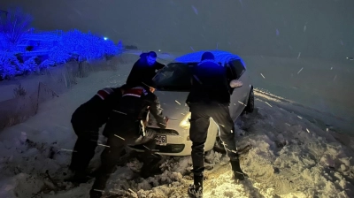 Mahsur kalan vatandaşları jandarma kurtardı