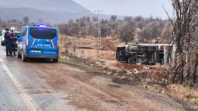 Kontrolden çıkan kamyon devrildi: 1 yaralı