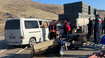 Tır ile minibüs çarpıştı: 3 ölü