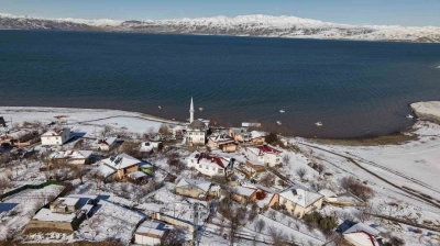Mavinin ve beyazın buluştuğu köy, eşsiz manzaralar oluşturdu