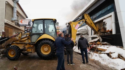 Mobilya fabrikasında yangın: 1 ölü, 1'i ağır 7 yaralı