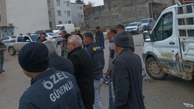 Motosikletle kamyonet çarpıştı: 2 yaralı