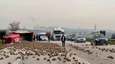 Şeker pancarı yüklü tır 2 araca çarpıp devrildi: 1'i ağır 5 yaralı