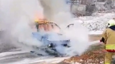 Seyir halindeki otomobil alev alev yandı