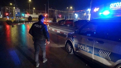 Yaraladığı şahsı yol kenarına atıp kaçtı