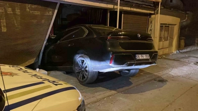 Sürücü, markete girdi