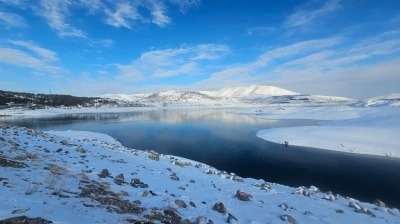 Malatya'daki Sürgü Barajı'nın yüzeyi buz tuttu