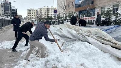 İşten çıkarılan işçilerin eylem çadırı kar yağışı nedeniyle çöktü