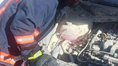 Van'da seyir halindeki otomobil yandı