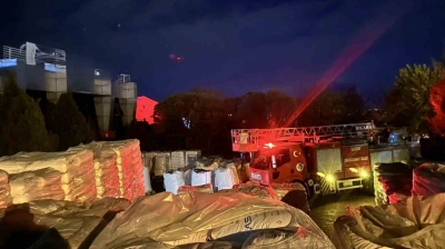 Yalıtım fabrikasında yangın: 16 kişi dumandan etkilendi