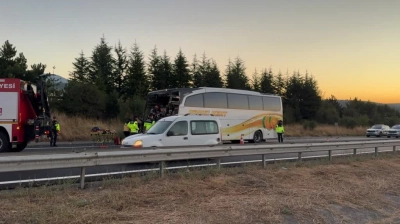 Yolcu Otobüsü Kamyona Çarptı: 1 Ölü, 10 Yaralı