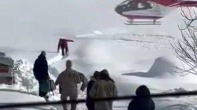 Yolu kapalı mahallede hastalanan bebek, helikopterle hastaneye ulaştırıldı