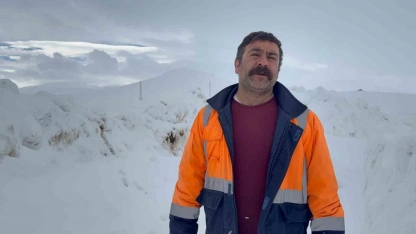 Suların donduğu bölgedeki hayvanlara su götürdü