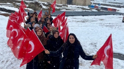 Van Kalesi'nde kadınlardan bayrak sevgisi yürüyüşü