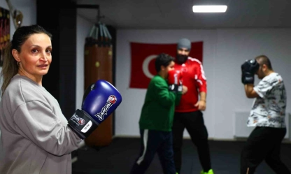 47 yaşındaki hemşire anne çocuklarıyla birlikte eldiven giyip ringe çıktı