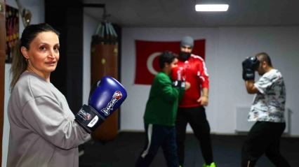 47 yaşındaki hemşire anne çocuklarıyla birlikte eldiven giyip ringe çıktı