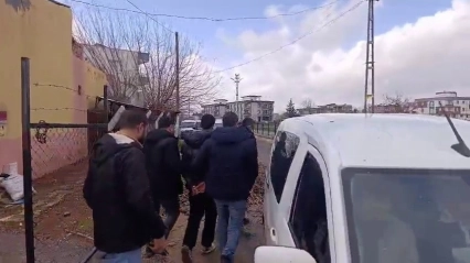 Bacaklarından bıçaklanan genç hastaneye kaldırıldı