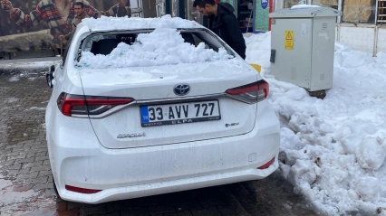 Bingöl'de çatıdan düşen kar otomobile zarar verdi