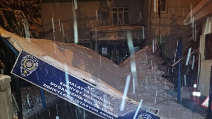 Malatya'da karın ağırlığıyla istasyon amirliğinin surdurması çöktü
