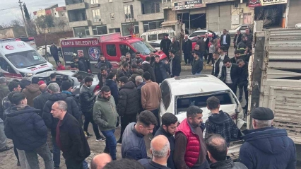 Otomobil park halindeki araçlara çarptı: 1'i ağır 3 yaralı