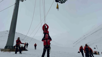 Van'da nefes kesen çığ tatbikatı gerçeği aratmadı