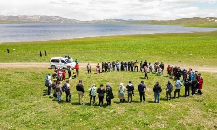 Van'daki yeşille mavinin buluştuğu Keşiş Gölü'nün çevresinde doğa yürüyüşü