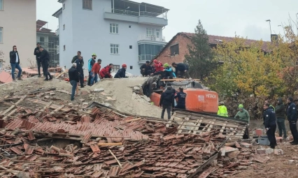 Bina yıkım esnasında çöktü: Bir kişi enkaz altında