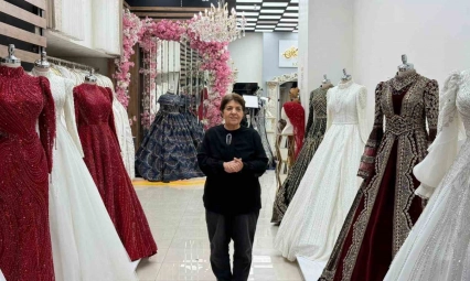 Depremlerde iki iş yeri yıkılan kadın pes etmedi