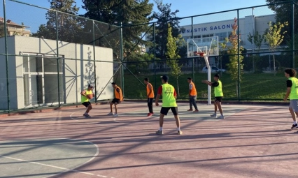 Depremzedeli Gençler Başsavcı Mehmet Badem İçin Basketbol Oynadı