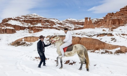 Erzurum'daki Narman Peribacaları'nda kar üstünde dörtnala gezi