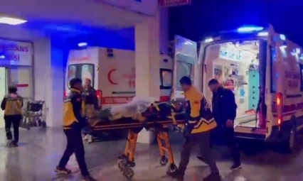 Hafif ticari araç bariyerlere çarptı: 2 yaralı