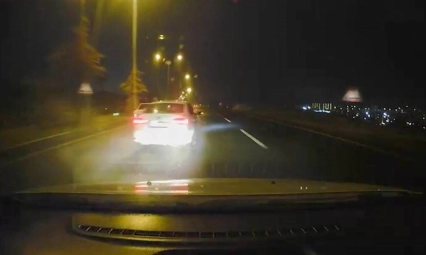 Islak yolda makas atan sürücü, kameraya yansıdı
