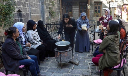 Kadınlar doğal şifa karışımlarını öğreniyor