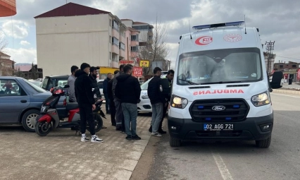 Motosiklet ile otomobil çarpıştı: 1 yaralı